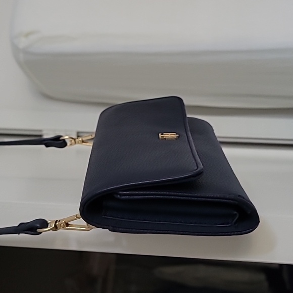 TOMMY HILFIGER NAVY BLUE CROSSBODY BAG - Picture 3 of 8